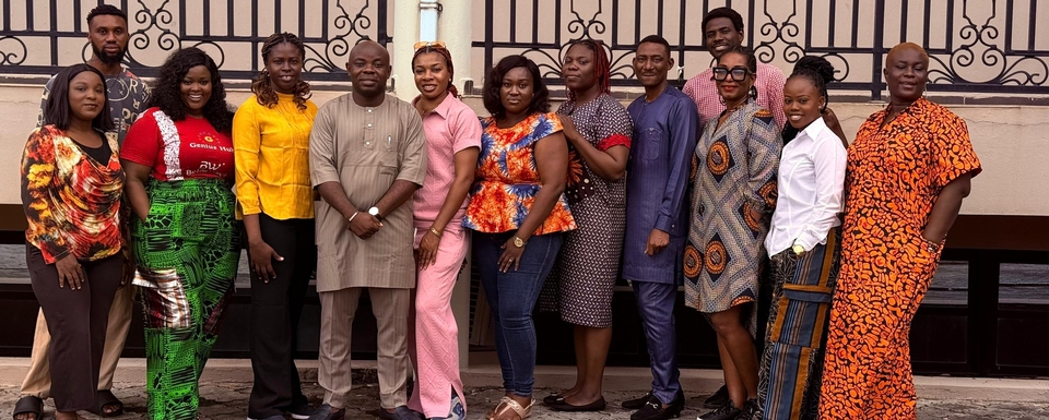 Vertreter:innen nigerianischer zivilgesellschaftlicher Organisationen nehmen gemeinsam an einem von ARRIVES in Benin City organisierten Coaching-Workshop teil.